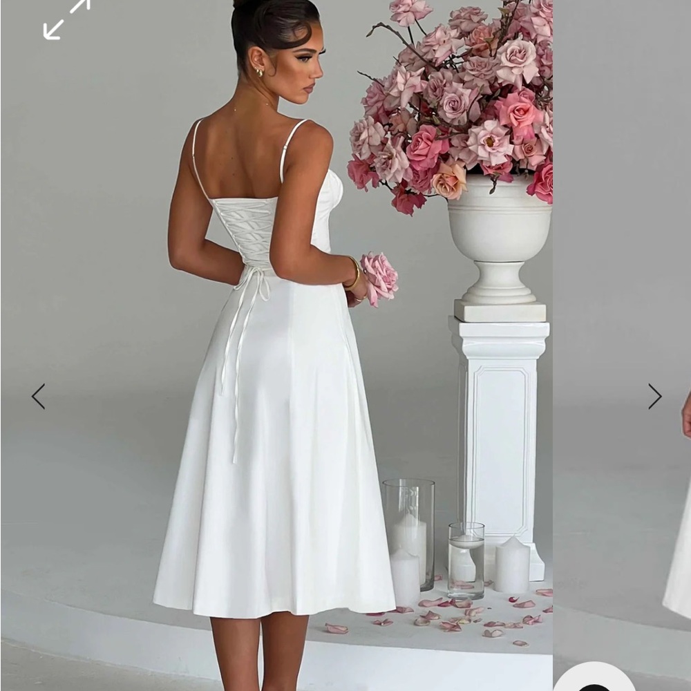 Elegant White Midi Dress with Slit - Picture 4 of 7